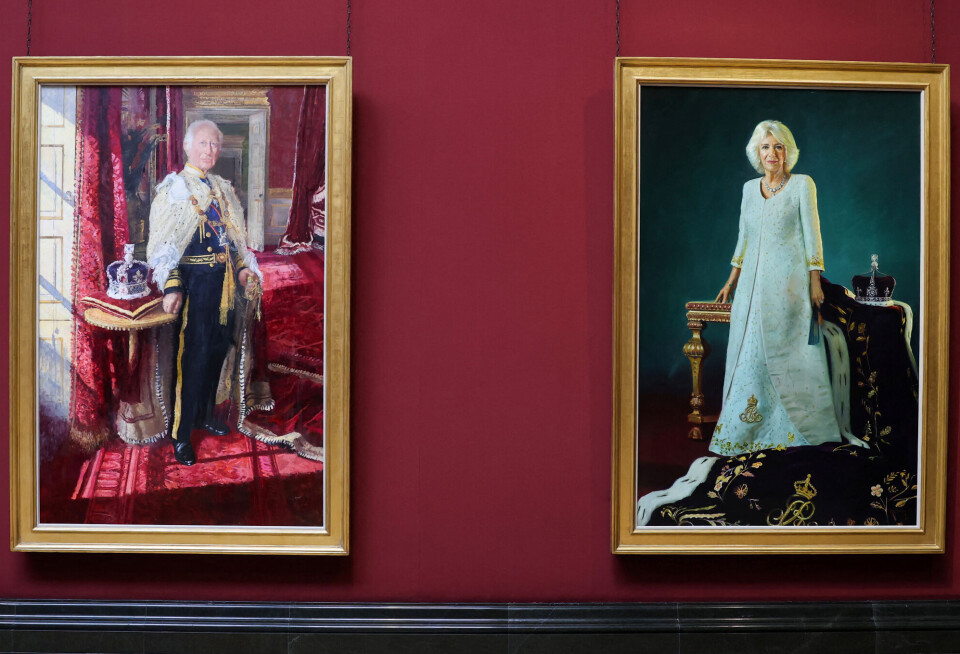 Portrættet af Charles viser ham i den såkaldte Robe of State og flådeuniform med medaljer. Camilla er portrætteret i sin kroningskjole.