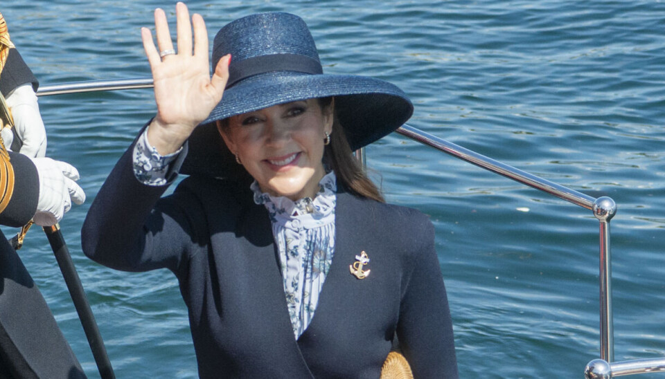 Dronning Mary hilser ombord.