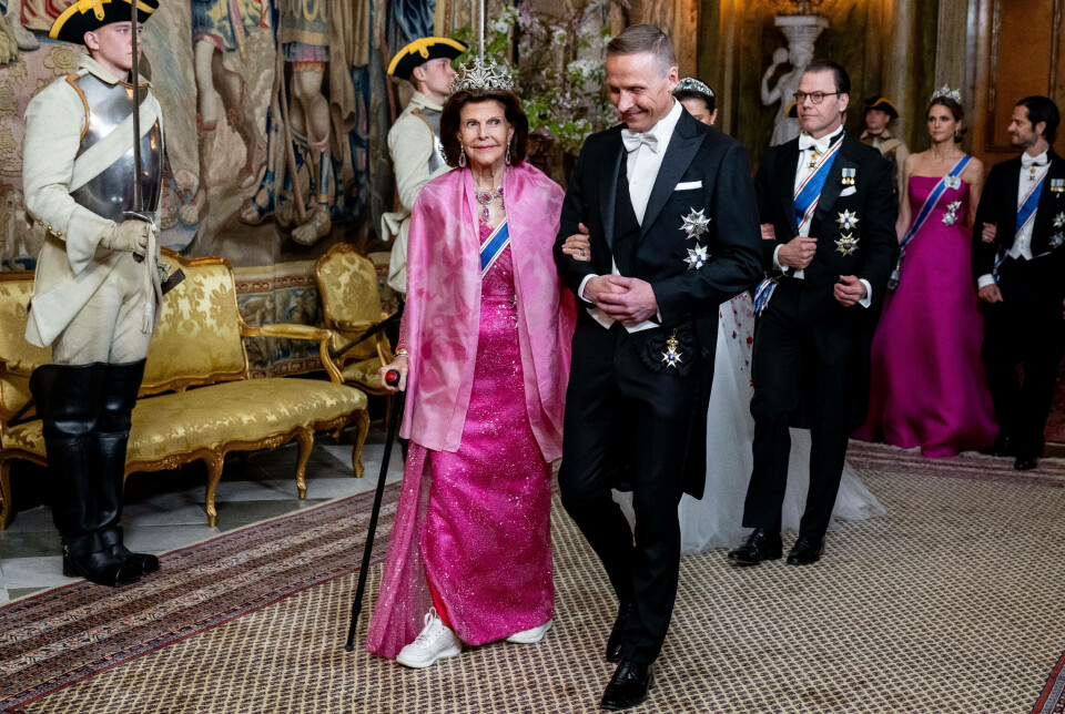 Dronning Silvia - i hvide sneakers - ses her ankomme til gallamiddagen sammen med Björn Skulason, som er gift med islandske præsident Halla Tómasdóttir.