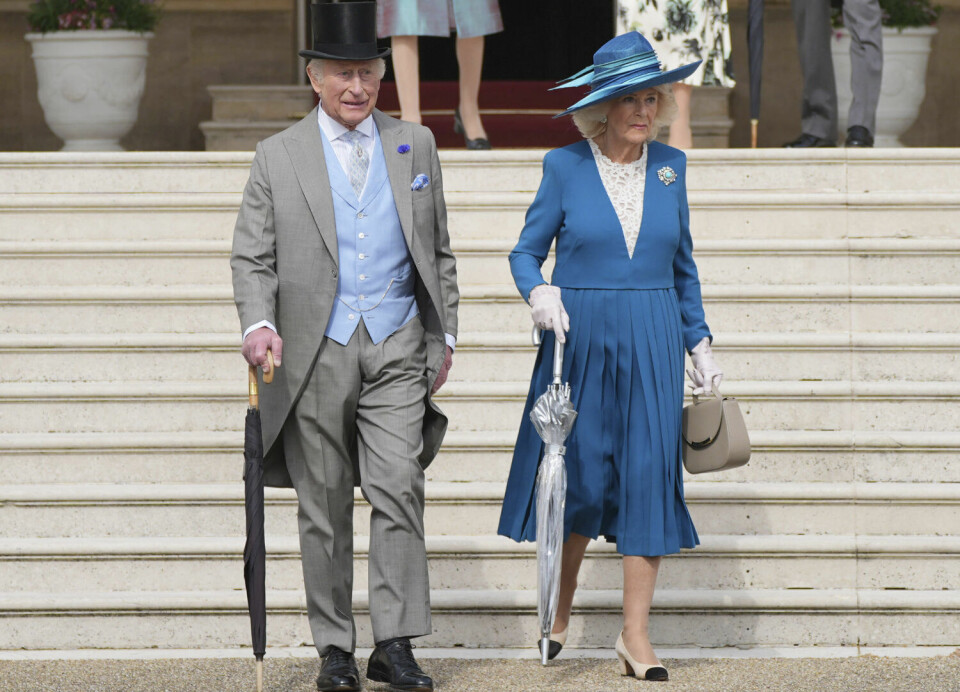 Charles og Camilla ankommer til årets første havefest på Buckingham Palace.