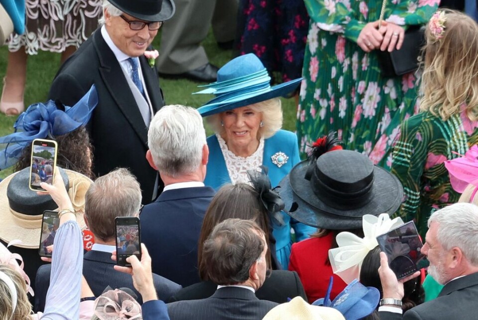 Dronning Camilla ses her blande sig med gæsterne i haven på Buckingham Palace
