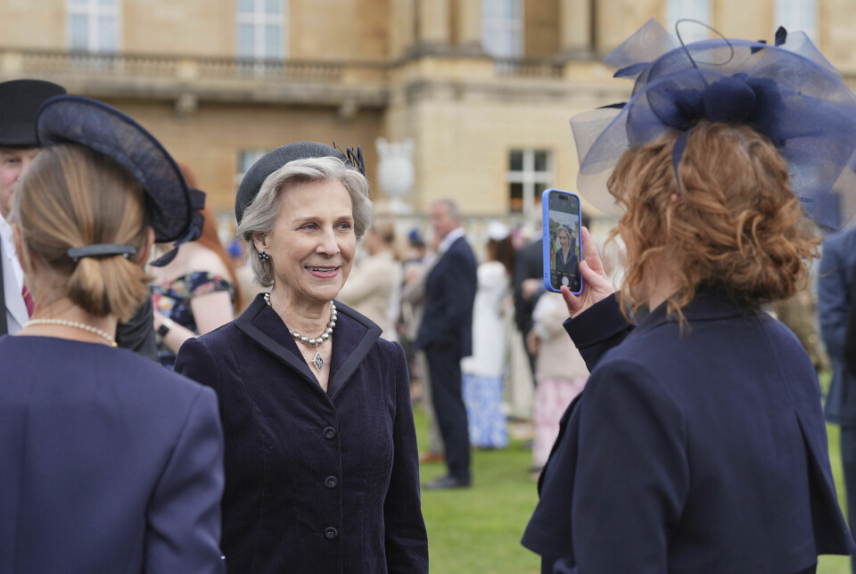 Her er det hertuginde Birgitte af Gloucester, der har danske rødder, og som i øvrigt var blandt deltagerne da 80-året for Danmarks befrielse blev markeret ved et arrangement i Mindelunden i Hellerup den 4. maj.