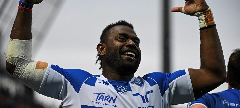 Ramt af tog på vej til træning