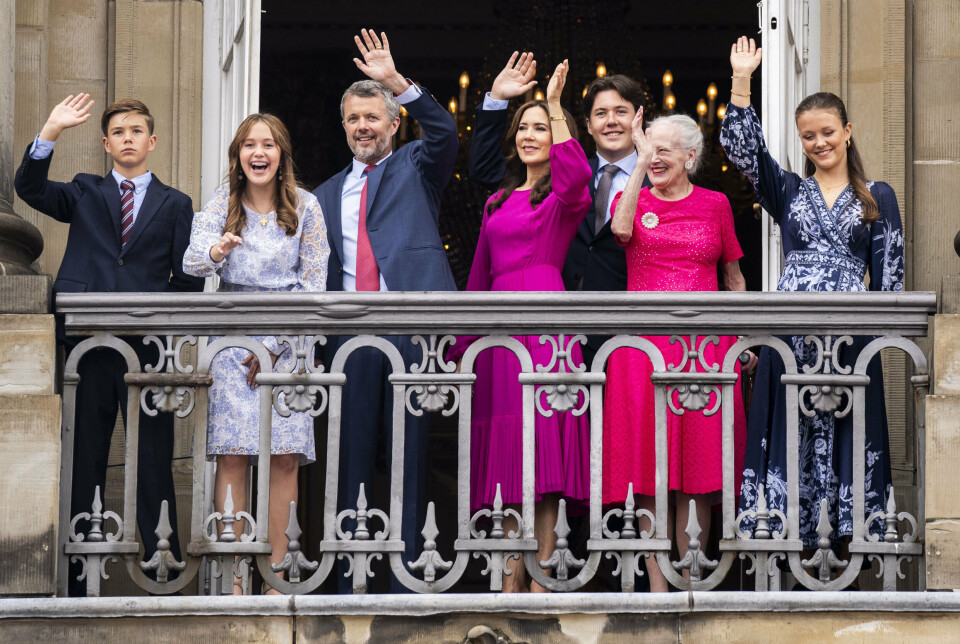 Sammen med sin familie vinkede kong Frederik fra balkonen på Frederik VIII's Palæ i anledning af sin 56-års fødselsdag sidste år. I år gentager han traditionen mandag 26. maj klokken 12.00. (Arkivfoto).