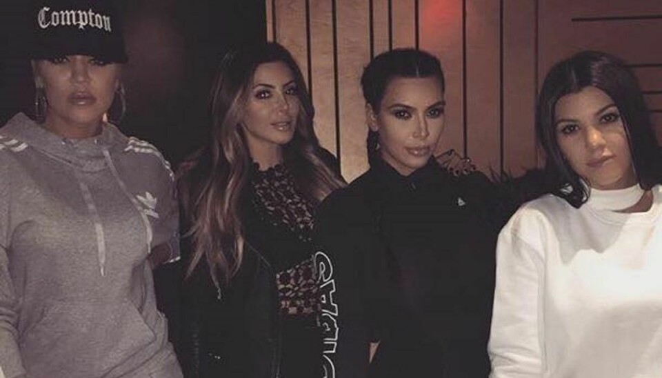 Søstrene Kardashian bliver sagsøgt for ikke at promovere deres makeup-linje nok. Foto: Facebook