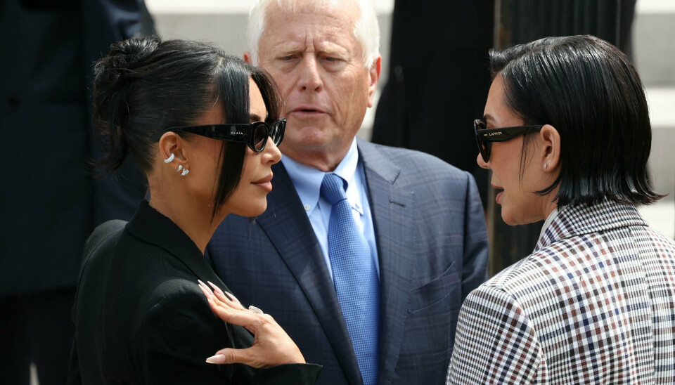 Kim Kardashian ankommer til domstol i Paris, hvor hun skal vidne om røveri i 2016.
