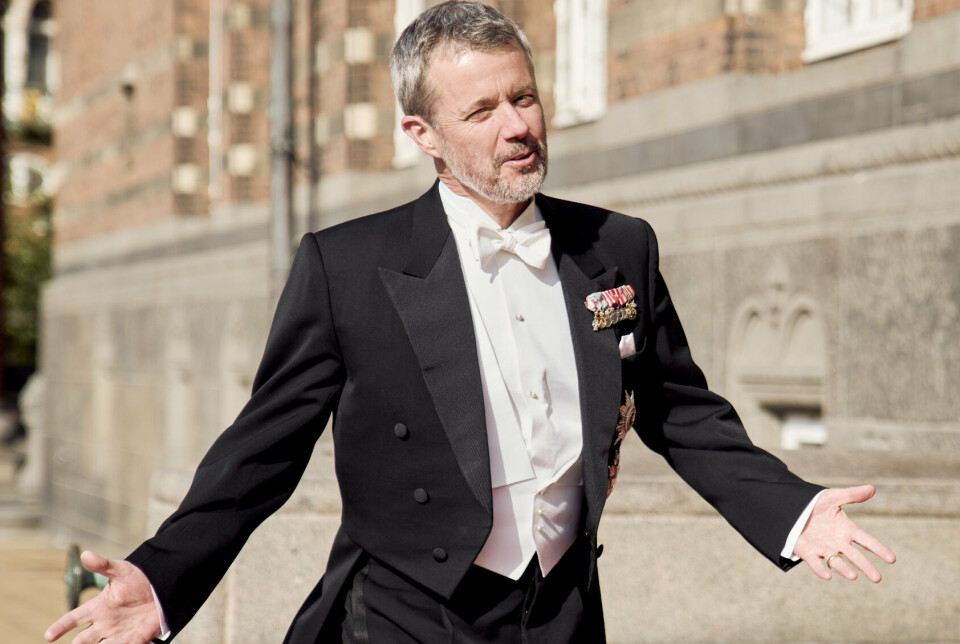 Kong Frederik ankommer til Københavns Rådhus tirsdag eftermiddag.