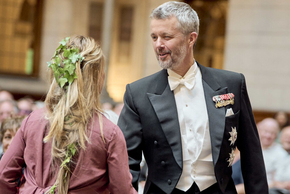 Der var håndtryk og gratulation fra kongen til alle de unge nyuddannede håndværkere, der modtog medaljer på Københavns Rådhus denne tirsdag eftermiddag.