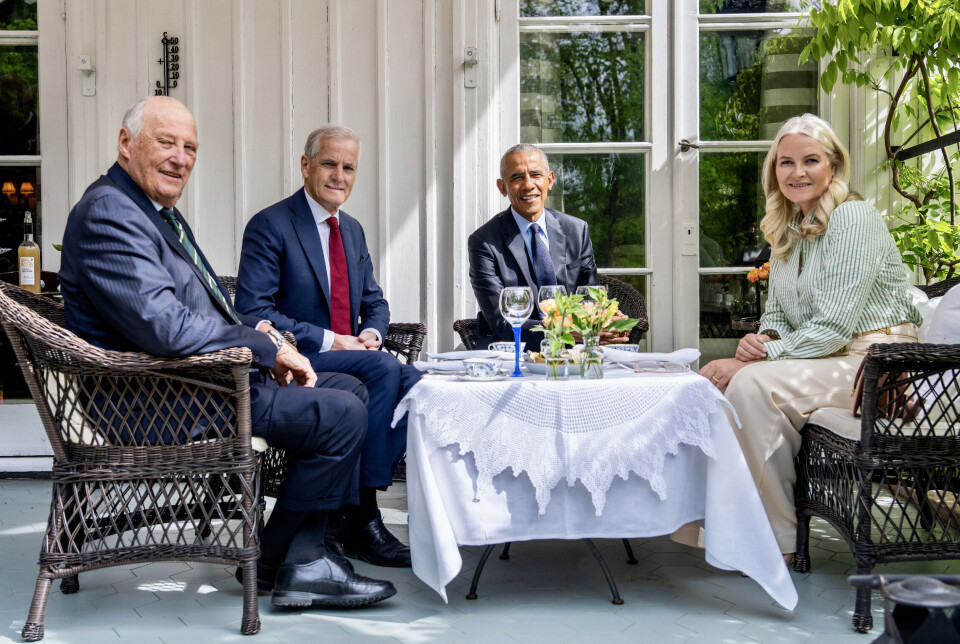 Kong Harald ses her sammen med sine frokostgæster, fra venstre statsminister Jonas Gahr Støre, æresgæsten Barack Obama og kronprinsesse Mette-Marit, på Bygdø Kongsgård tirsdag