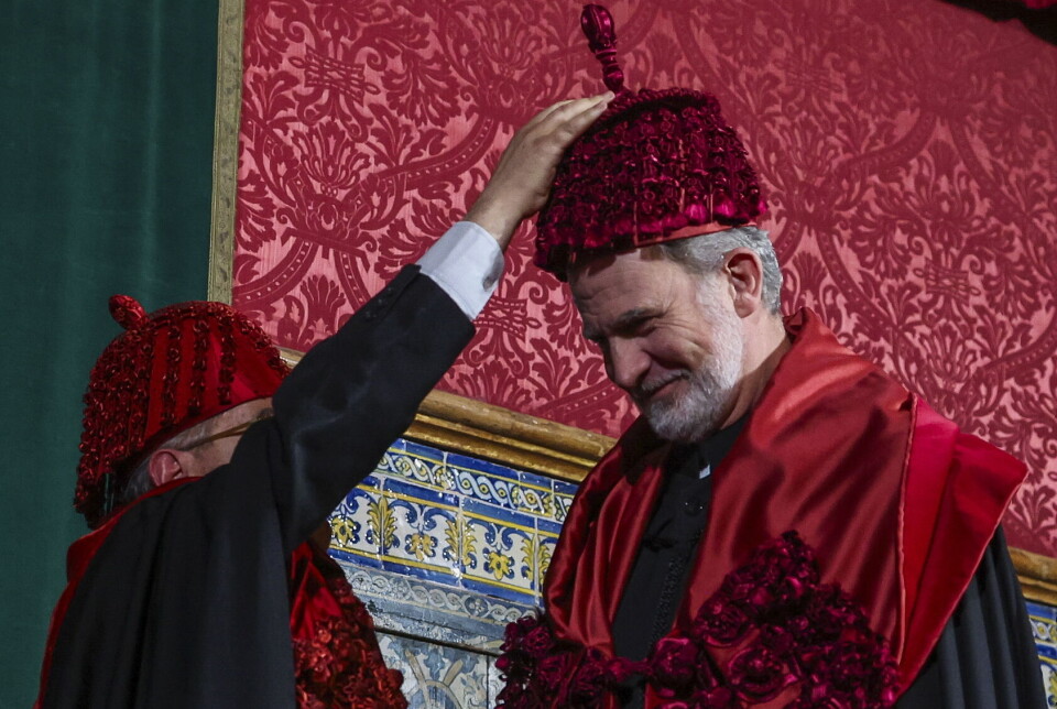 Kong Felipe, med et lille smil på læben, ses her under ceremonien på universitetet i Coimbra.