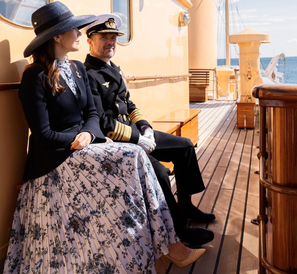 Frederik og Mary ses her ombord på Kongeskibet Dannebrog den 7. maj, hvor de indledte årets sejlsæson med en tur til Helsingør