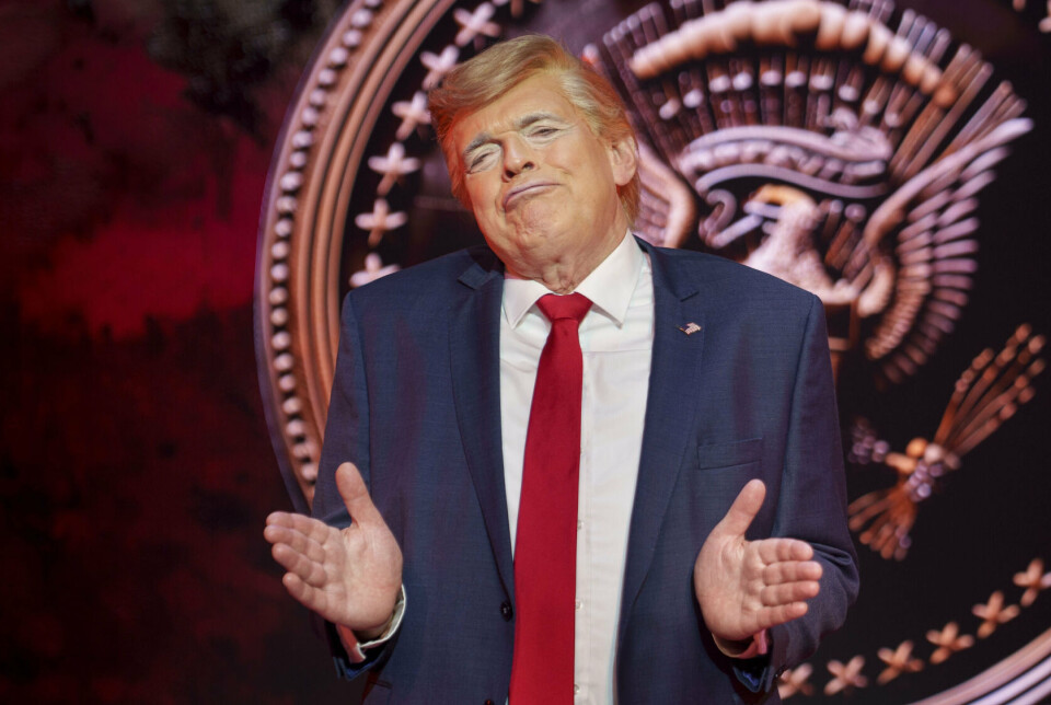 Niels Olsen parodierer i Cirkusrevyen 2025 den amerikanske præsident, Donald Trump.