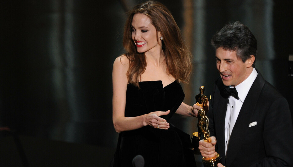 Alexander Payne fik overrakt sin oscarstatuette af verdensstjernen Angelina Jolie, da han modtog prisen i 2012 for sit adapterede manuskript til filmen 'The Descendants'.