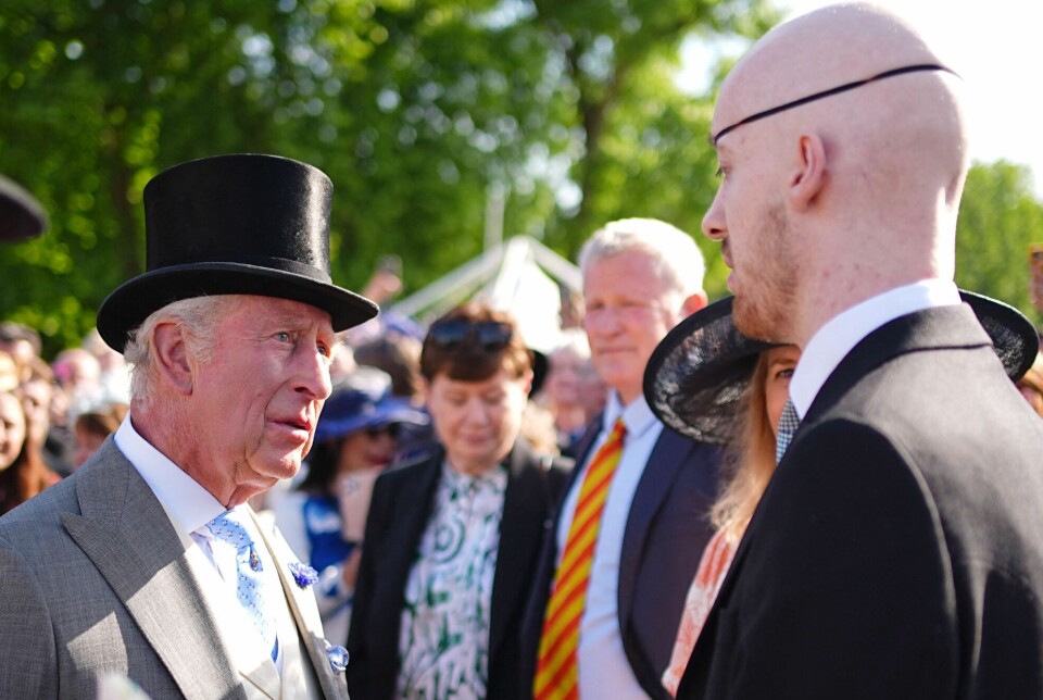 Charles ses her i samtale med Stamford Collis, der som ham selv kæmper mod en kræft