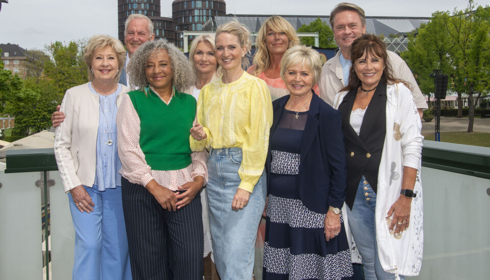 'Syng med i Tivoli - Fællessang på Plænen' har også Kirsten Siggaard på plakaten. Her er hun med kollegaerne Birthe Kjær, Keld Heick, Maria Bramsen, Gry Johansen, Annette Heick, Lonnie Devantier, Hilda Heick og Kandis-Johnny