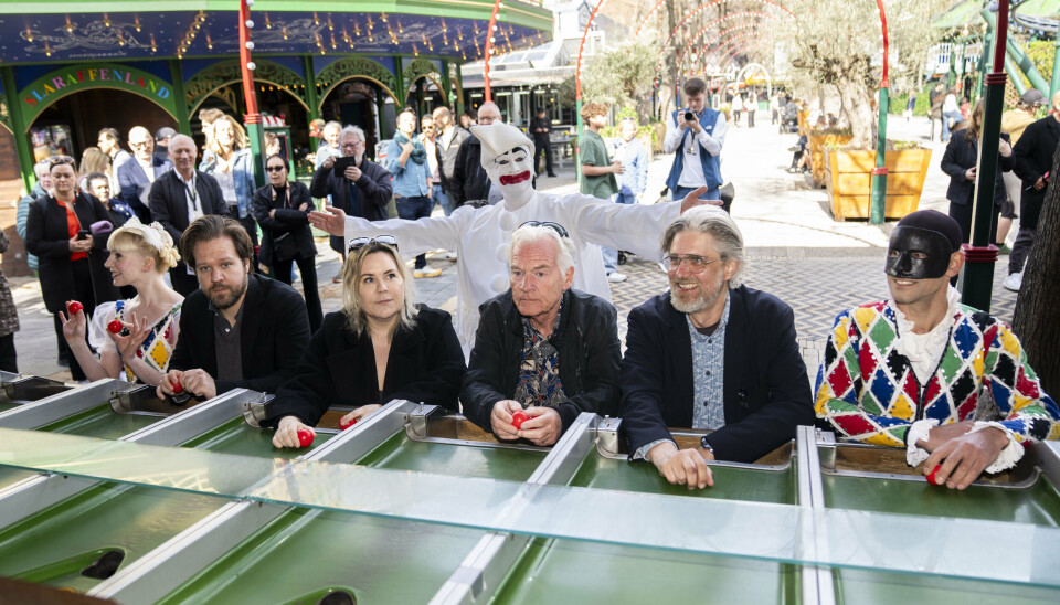 Den kreative chef for Tivolirevyen 2025, Linda P, har sammensat et hold, der består af Thomas Warberg og Kurt Ravn på scenen, mens Mads M. Nielsen er instruktør. Søs Egelind var oprindelig også en del af castet, men hun har siden trukket sig grundet forskellige forventninger til produktionen.