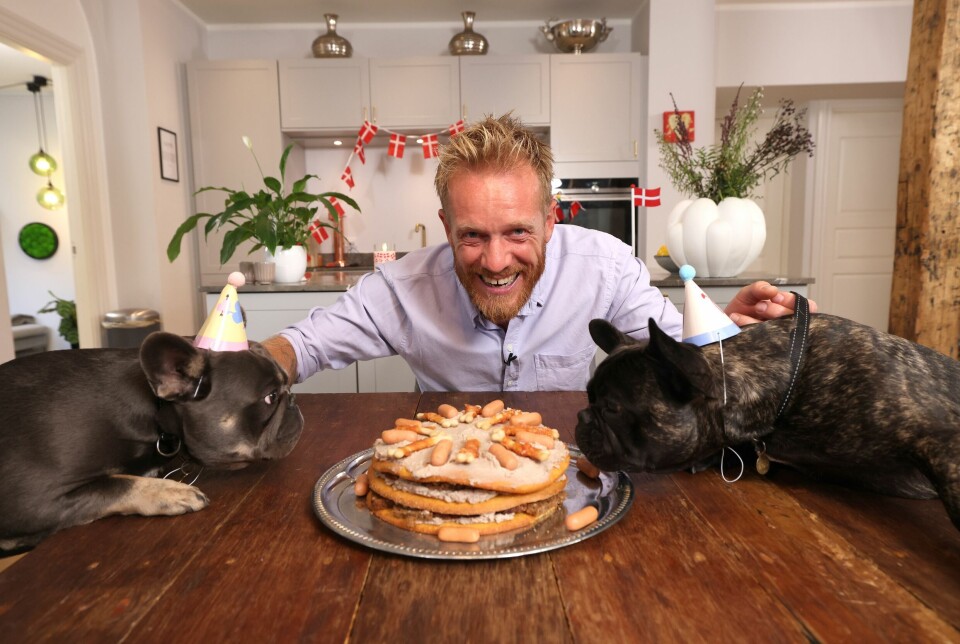 Den 42-årige 'Kender du typen'-vært blev fredag ramt af en hjertestop. Han er nu i bedring, lyder det fra hans kone.