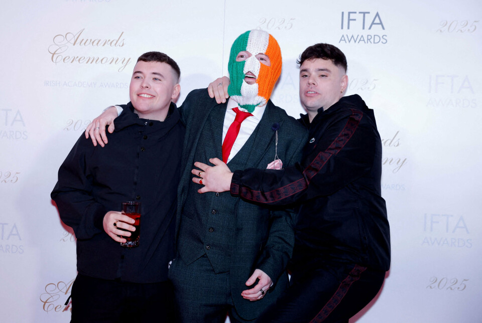 Liam O'Hanna (tv) er en del af den nordirske hiphoptrio Kneecap. (Arkivfoto).