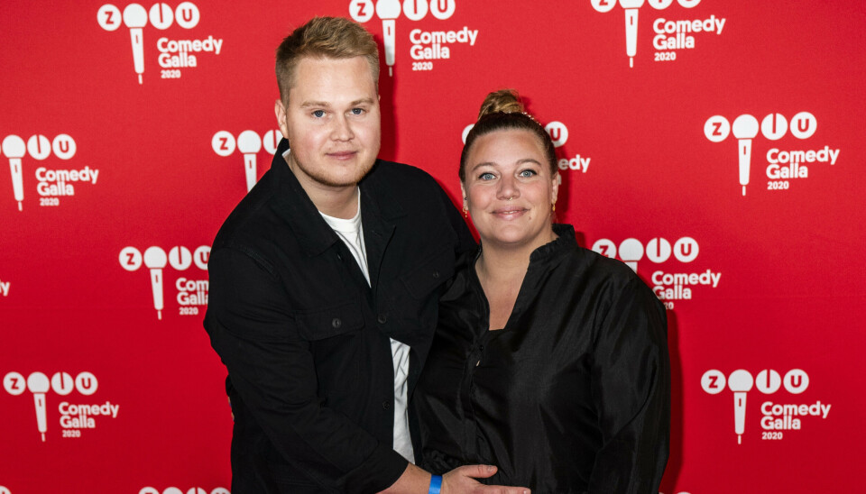 Lasse Madsen og Ane Høgsberg mødte hinanden for første gang til et comedyevent i Aarhus, da han var 16 år gammel, og hun var 22. Efter mange års venskab udviklede forholdet sig til kærlighed. Billedet er fra Ane Høgsbergs første graviditet i 2020.