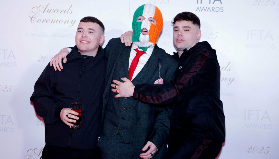 Den irske hiphoptrio Kneecap ses her i forbindelse med en prisuddeling i Dublin tidligere i år. Om under en måned spiller trioen efter planen på den aarhusianske Northside-festival.
