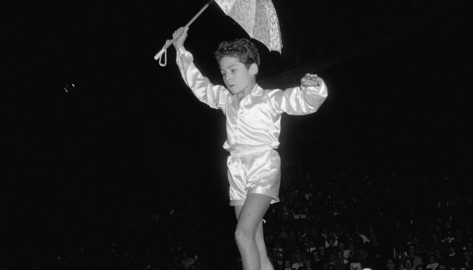 I 1956 optræder 11-årige Benny Schumann i Cirkus Schumann på slap line. Han har optrådt, siden han var knap halvandet år, og optræder fortsat i dag.