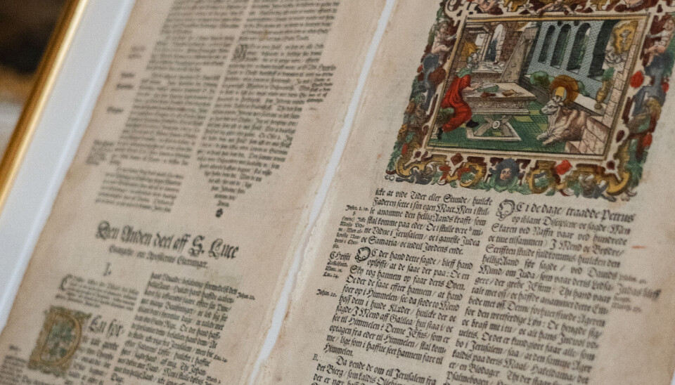 Dronningen modtog en 400 år gammel indrammet bibelside som hun givetvis forstår at sætte pris på.