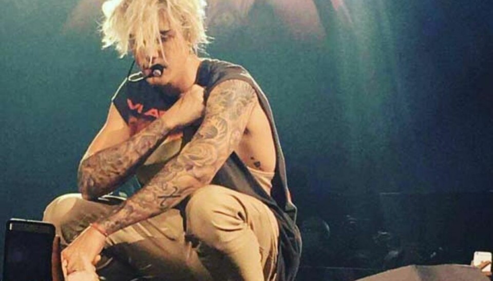 Bieber-fans betalte 2000 dollars for meet and greet med papfigur Justin Bieber lod sine fans nøje med en papfigur til et “meet and greet”. Foto: Instagram