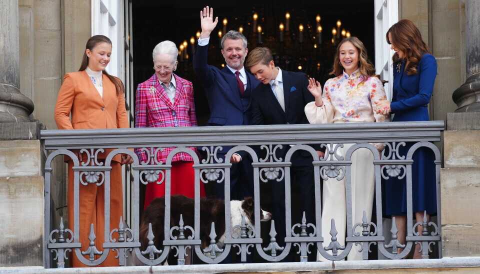 Her er det kun Kong Frederik, der holder på formerne, mens resten af familien er ved at flække af grin over familiens ene border collie, der er med på balkonen.
