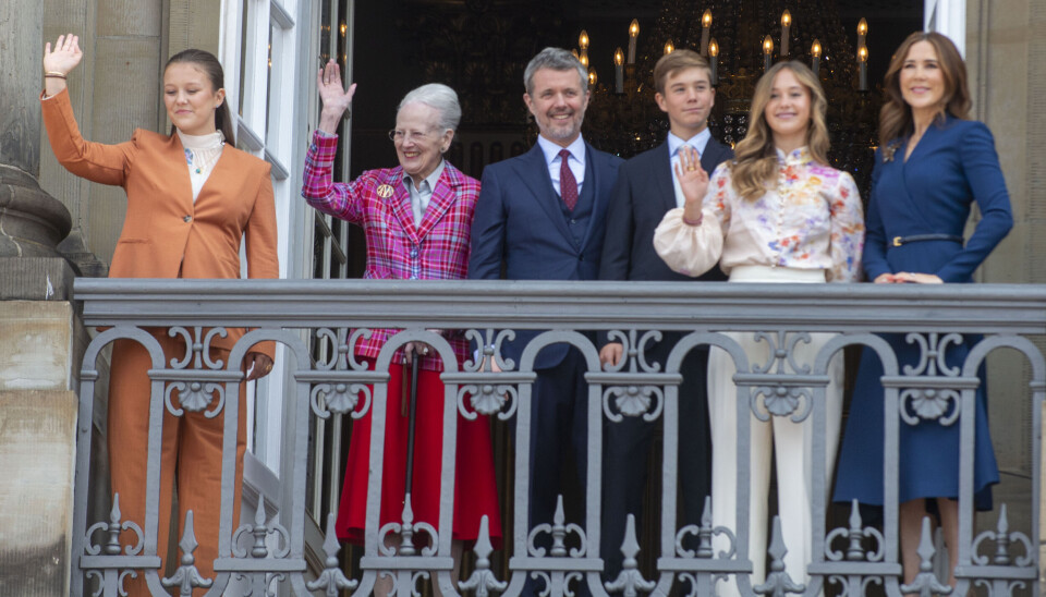 Prinsesse Isabella, Dronning Margrethe, Kong Frederik, prins Vincent, Prinsesse Josephine og Dronning Mary på balkonen