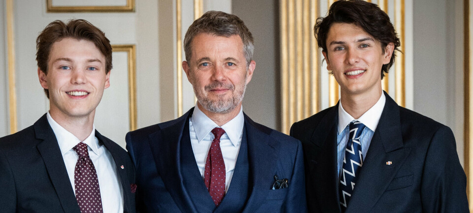 Kong Frederik rækker hånden ud til nevøerne