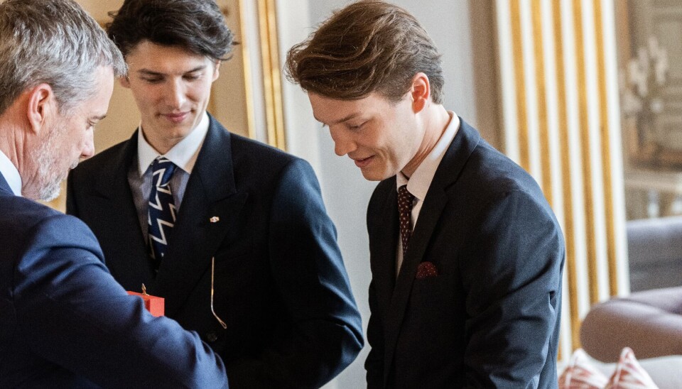 Kong Frederik overrækker Storkorset til nevøerne Nikolai og Felix