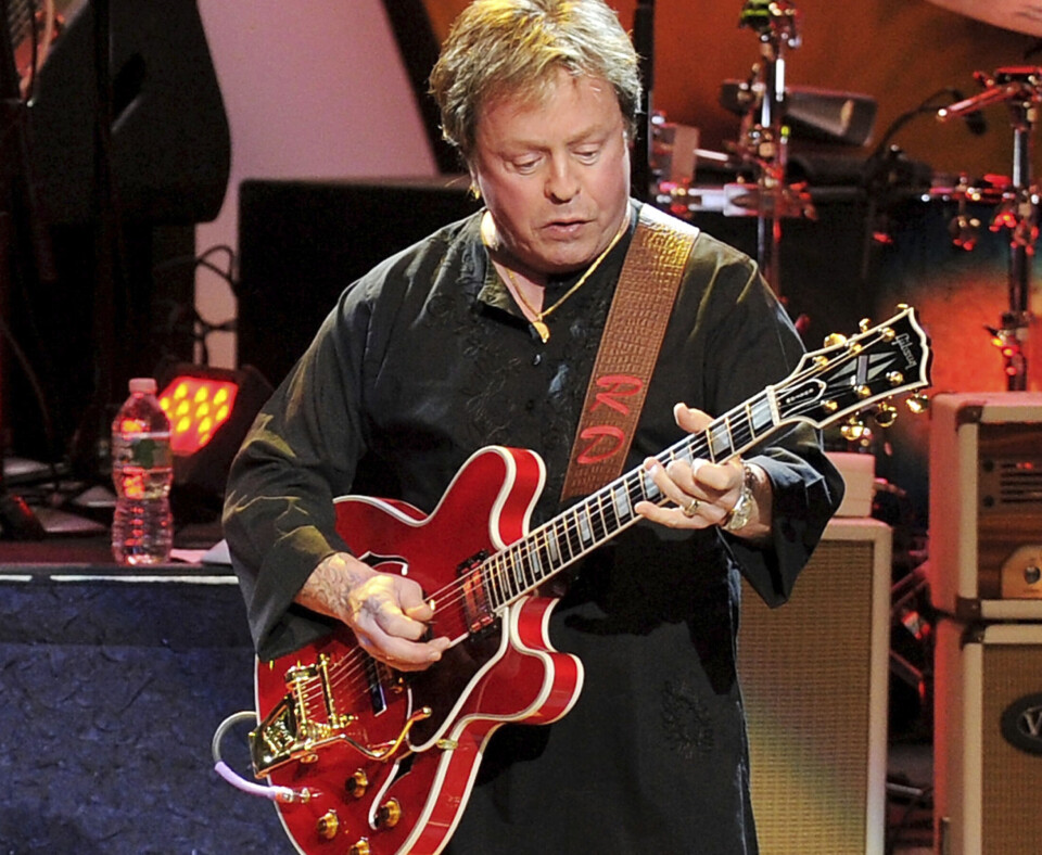 Den nu afdøde amerikanske guitarlegende Rick Derringer ses her optræde i Radio City Music Hall i New York i juli 2010