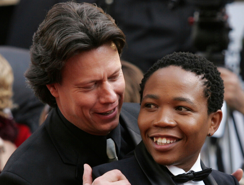 Presley Chweneyagae (th) ses her sammen med 'Tsotsi'-instruktør Gavin Hood ved Oscar-uddelingen i Los Angeles i 2006.