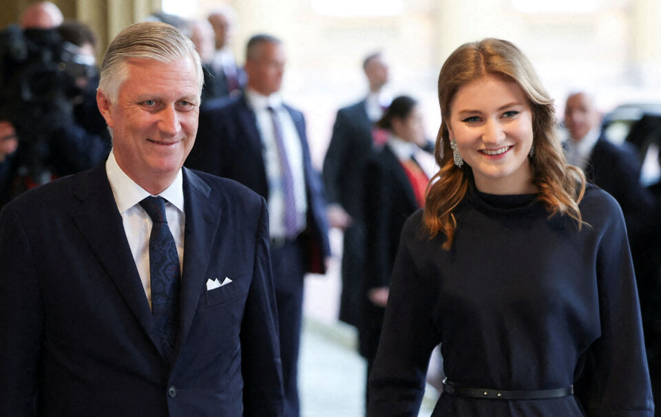 Belgiske kronprinsesse Elisabeth ses her sammen med sin far, kong Philippe.