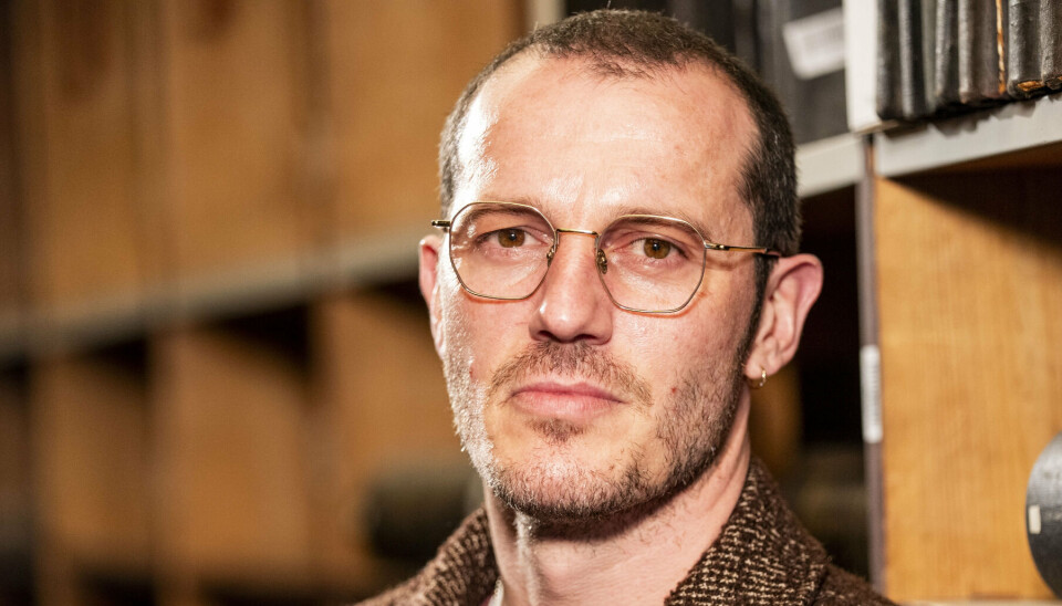 Simon Sears har en baggrund som professionel danser, inden han i 2014 uddannede sig til skuespiller ved Statens Teaterskole i København.