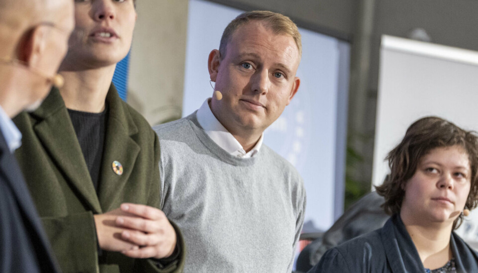 Lasse Haugaard Pedersen (i midten), som 2. juni fylder 30 år, kom ind i Folketinget sidste år, da partifællen Dan Jørgensen blev EU-kommissær. Det skete i en vild periode for Lasse Haugaard Pedersen, som lige var blevet far til en søn. Han har tidligere siddet i byrådet i Nordfyns Kommune, hvor han blev valgt ind som teenager.
