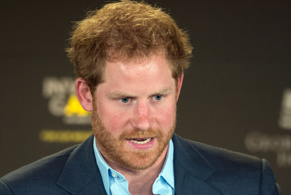 Prins Harry skulle være blevet frarådet at forsøge at tage navnet Spencer af sin morbror Earl Spencer. De juridiske forhindringer vil simpelthen være for store.