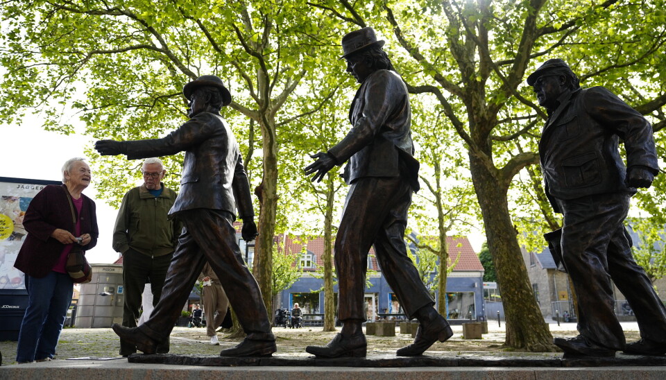 Olsen Banden Statuen i bronze på Valby Tingsted. Efter ønske fra afdøde Morten Grunwald er statuen placeres med front mod Nordisk Film-studierne på Mosedalvej. Statuen, som består af tre bronzefigurer af Egon, Benny og Kjeld, er skabt af kunstneren Thor Larsen.