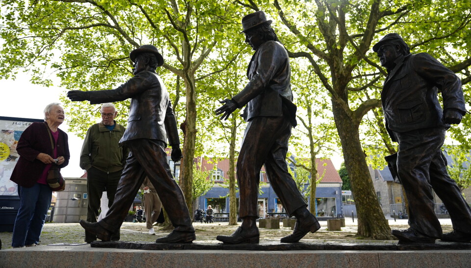 Olsen Banden Statuen i bronze på Valby Tingsted. Efter ønske fra afdøde Morten Grunwald er statuen placeres med front mod Nordisk Film-studierne på Mosedalvej. Statuen, som består af tre bronzefigurer af Egon, Benny og Kjeld, er skabt af kunstneren Thor Larsen.
