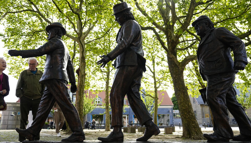 Olsen Banden Statuen i bronze på Valby Tingsted. Efter ønske fra afdøde Morten Grunwald er statuen placeres med front mod Nordisk Film-studierne på Mosedalvej. Statuen, som består af tre bronzefigurer af Egon, Benny og Kjeld, er skabt af kunstneren Thor Larsen.