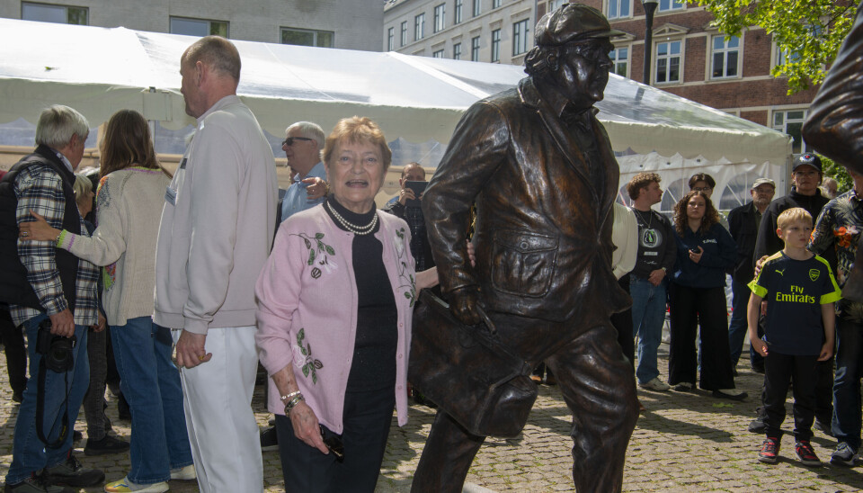 Kirsten Bundgaard fulgtes ad med statuen af Poul Bundgaard efter Olsen Banden-afsløringen i Valby.