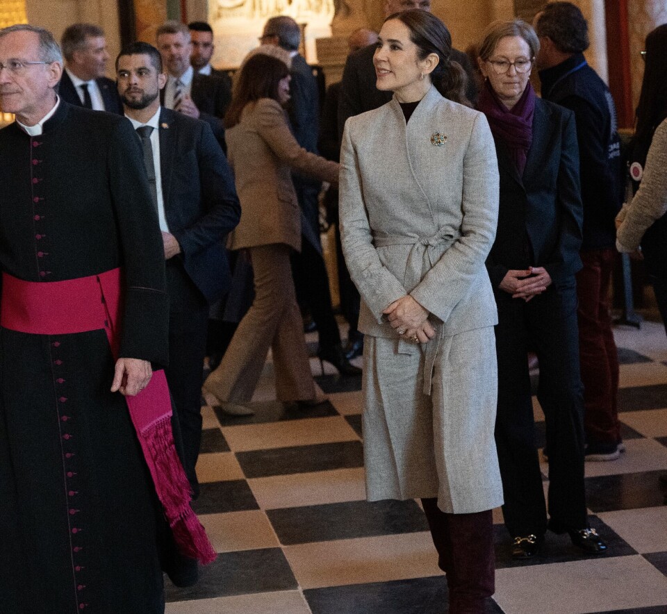 Mary ses her under sit og kong Frederiks besøg i Notre-Dame i Paris tidligere på året.
