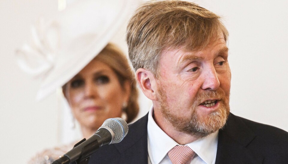 Kong Willem Alexander ses her informere pressen om situationen. I baggrunden er det dronning Maxima.