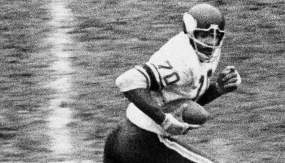 FILE - Jim Marshall ses her i aktion for Minnesota Vikings i en kamp mod San Francisco 49ers helt tilbage i 1964.