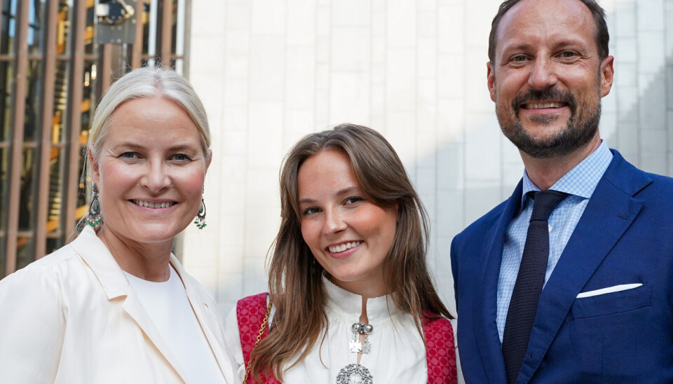 Der er tale om debut for prinsesse Ingrid Alexandra, her imellem sine forældre, kronprins Haakon og kronprinsesse Mette-Marti, når hun den 17. juni afholder audiens på slottet i Oslo.