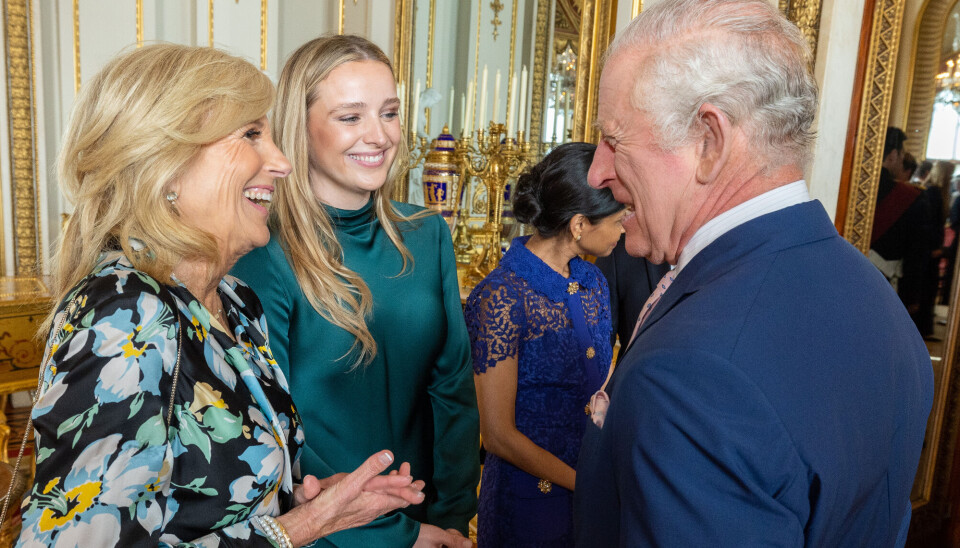 Kong Charles ses her sammen med Jill Biden ved receptionen på Buckingham Palace dagen før kroningen.