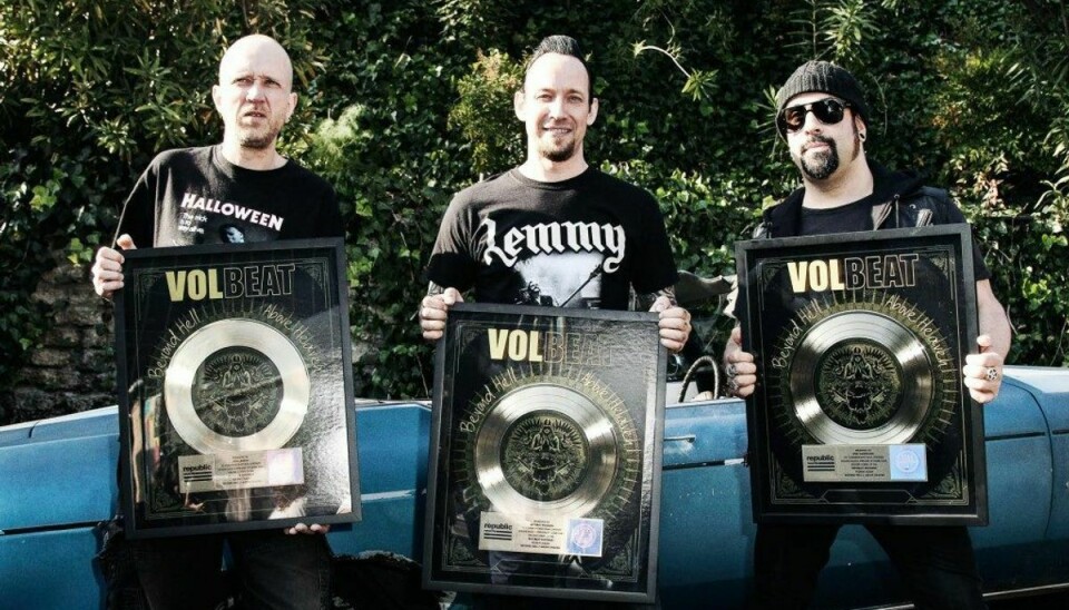 Volbeat modtog guldplader for over 500.000 solgte eksemplarer af albummet Beyond Hell / Above Heaven. Pressefoto.