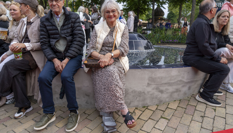 Pia Kjærsgaard hvilede ud med sin mand Henrik foran Tivoli Glassalen.