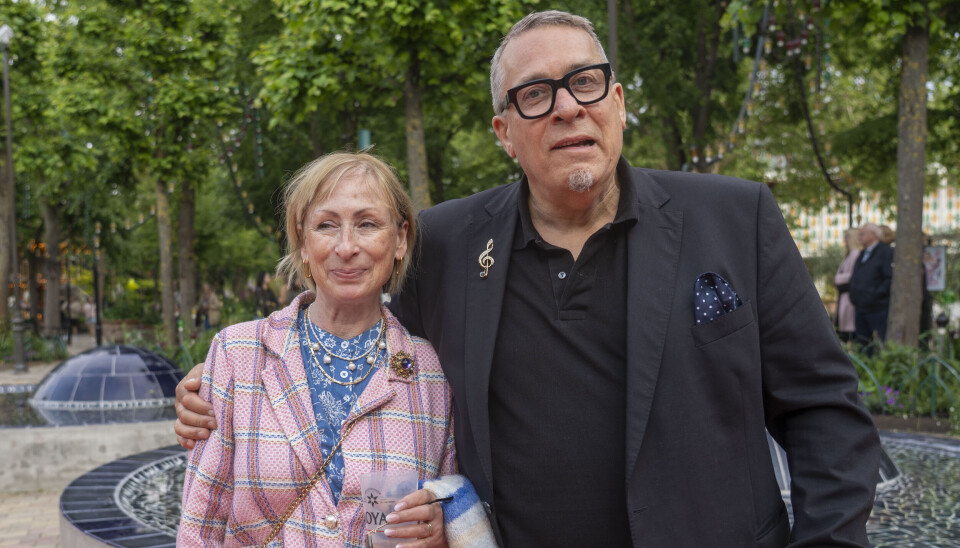 Thomas Eje og kunstnerhustruen Katherine Scrivens Eje ved premieren på Tivolirevyen.