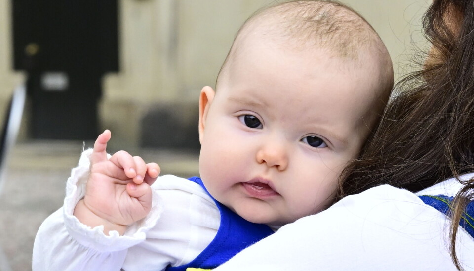 Blot fire måneder gamle Ines på sin mors arm.